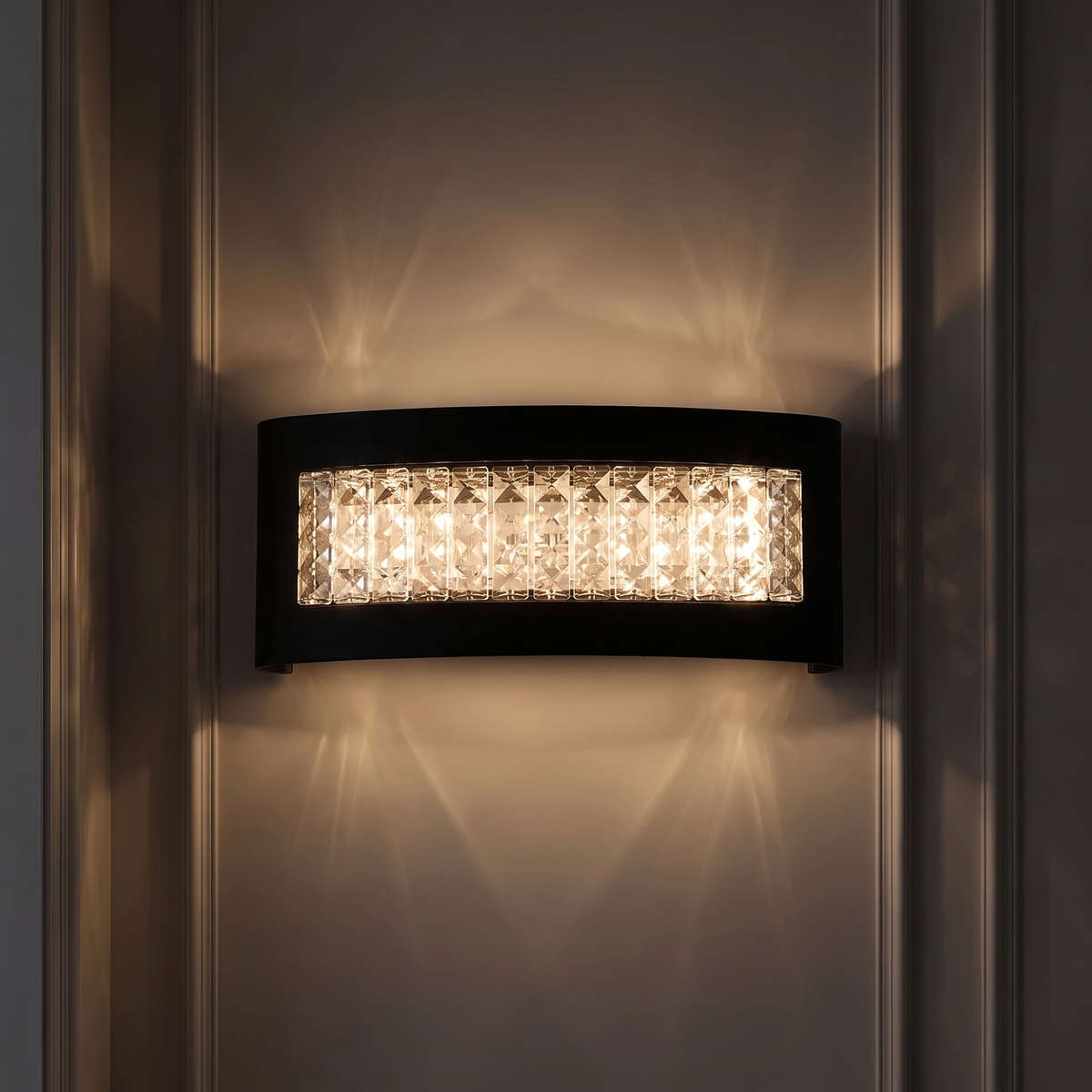 Kinkiet czarny z kryształkami – LED | SUTYRITE – zapalone światło