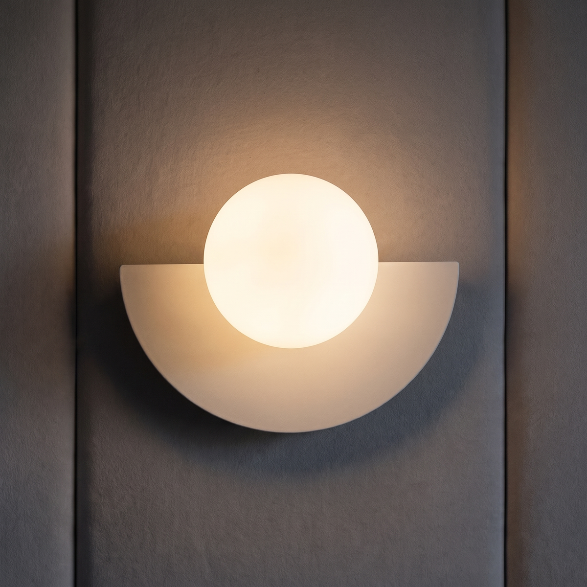 Kinkiet kula biała – LED, kute żelazo | SFERA – zapalone światło