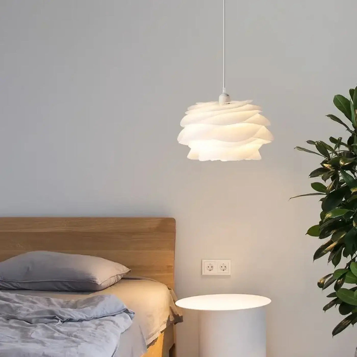 Lampa wisząca minimalistyczna falowana biała | Ubalante