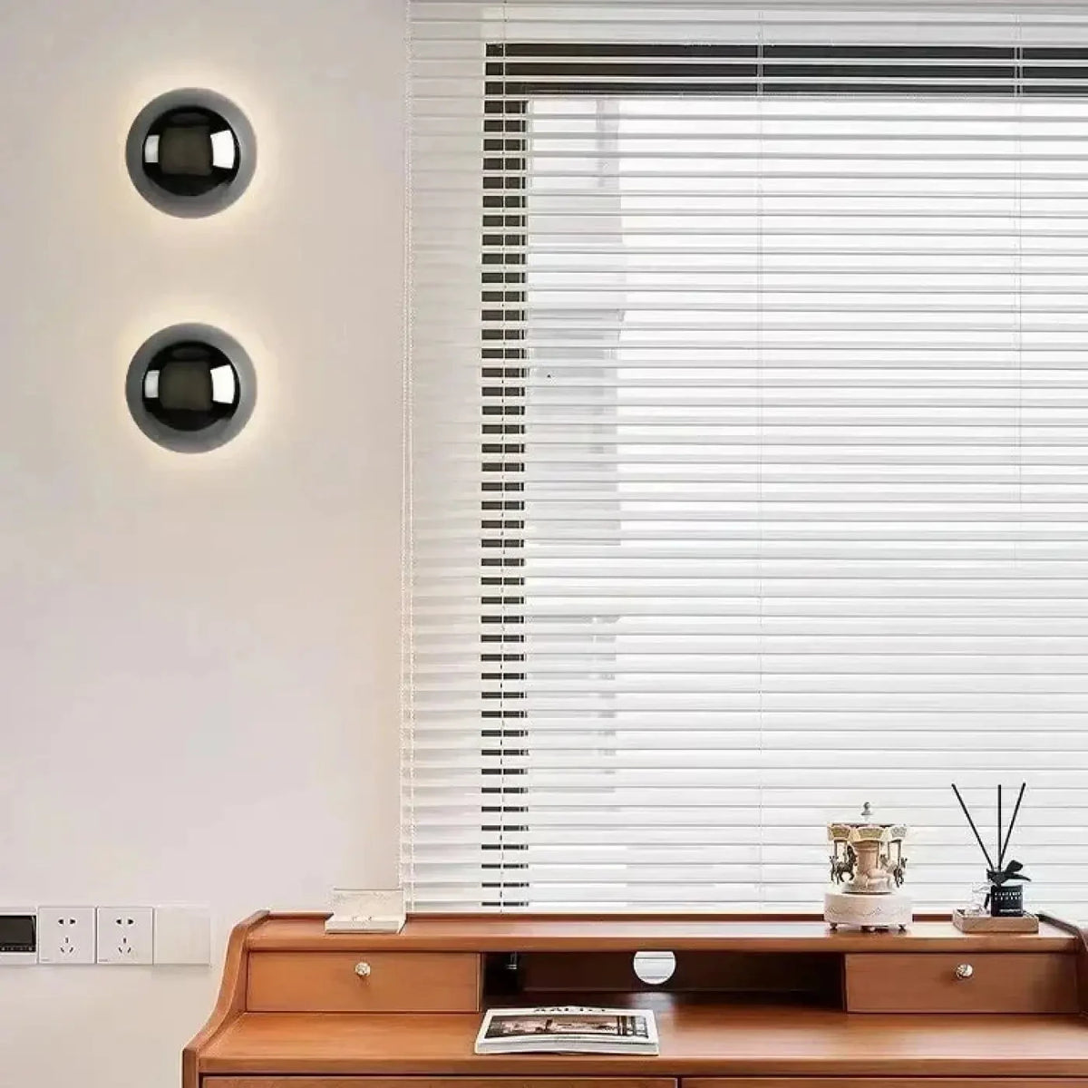 Kinkiet chrom – okrągła lampa LED w minimalistycznym stylu