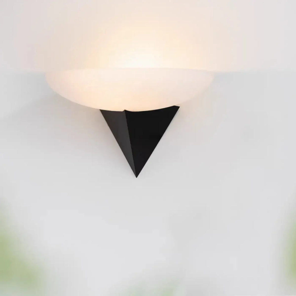 Kinkiet czarny nowoczesny – trójkąt geometryczny
