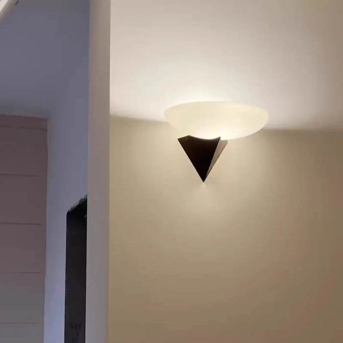 Kinkiet czarny nowoczesny – trójkąt geometryczny – ujęcie 2