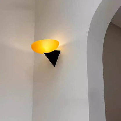 Kinkiet czarny nowoczesny – trójkąt geometryczny – ujęcie 5