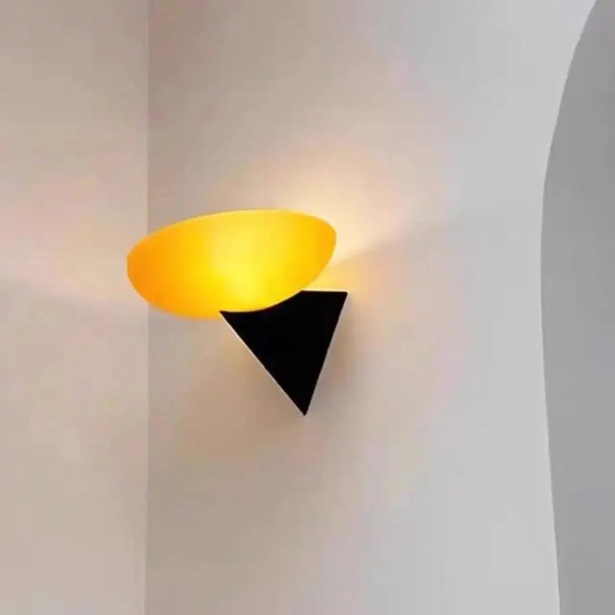 Kinkiet czarny nowoczesny – trójkąt geometryczny – ujęcie 7