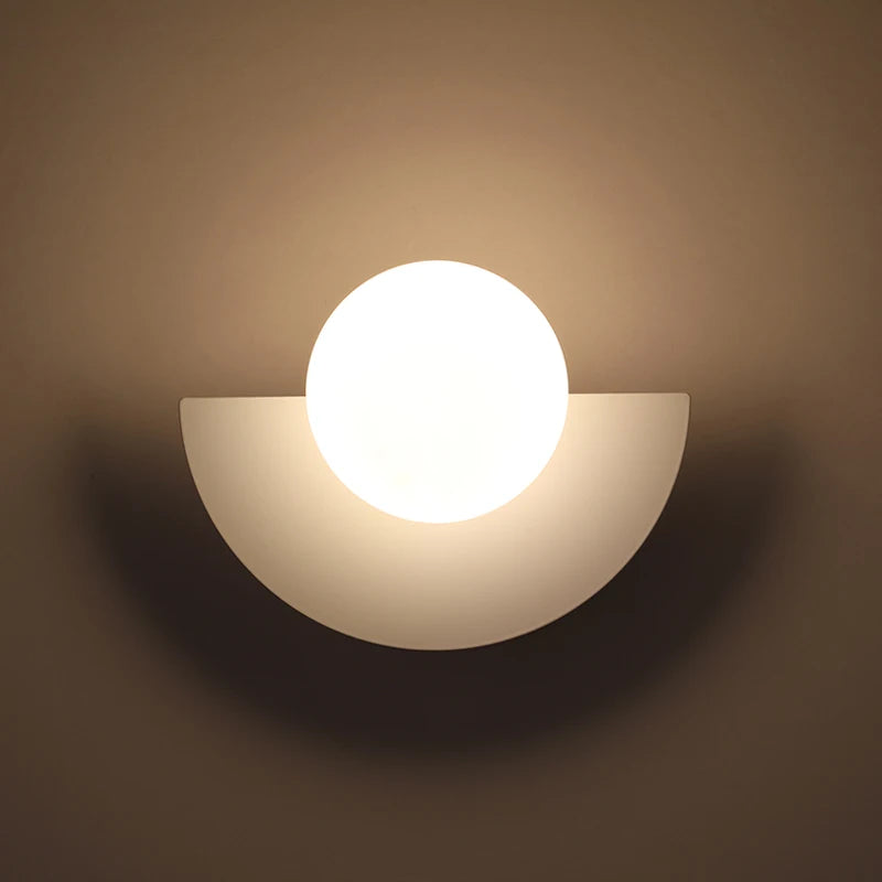 Kinkiet kula biała – LED, kute żelazo