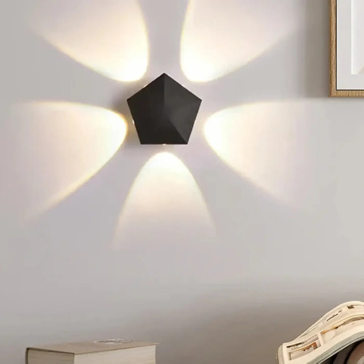 Kinkiet led czarny – efekt halo, minimalizm