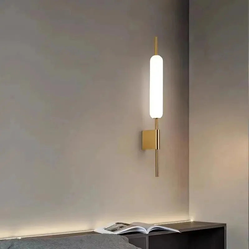 Kinkiet pionowy led – złoty, elegancki