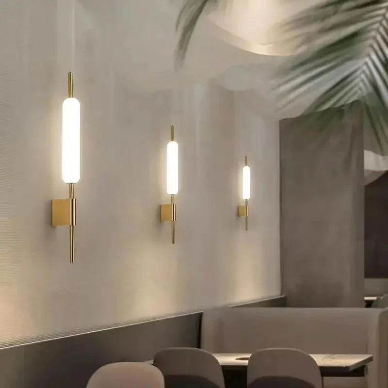 Kinkiet pionowy led – złoty, elegancki – ujęcie 5