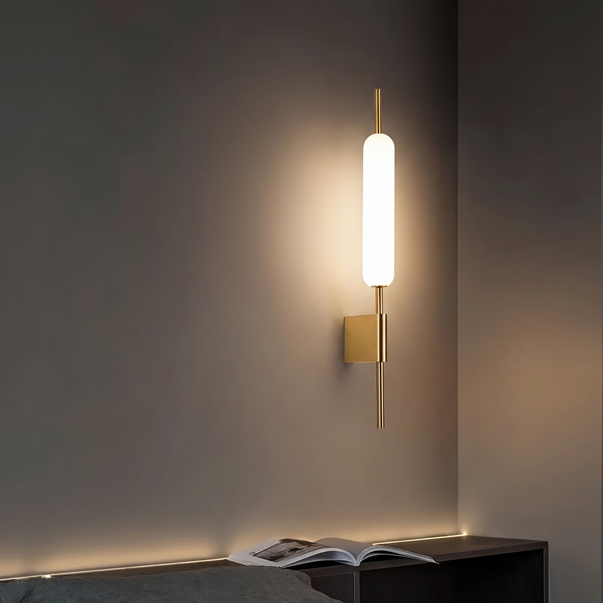Kinkiet pionowy led – złoty, elegancki | AURIVECZ