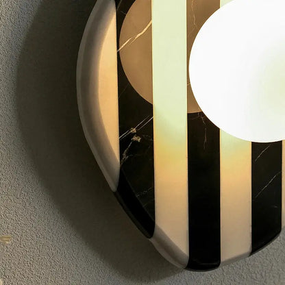 Kinkiet marmurowy w czarno-białe pasy w stylu art déco