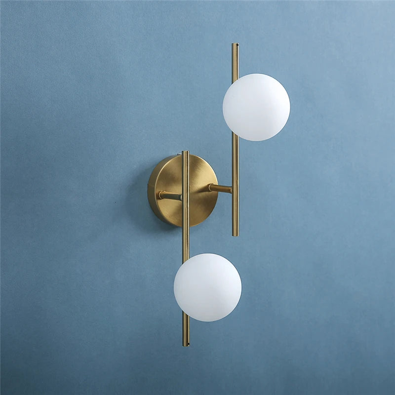 Kinkiet złoty kula – szklany klosz LED w stylu glamour