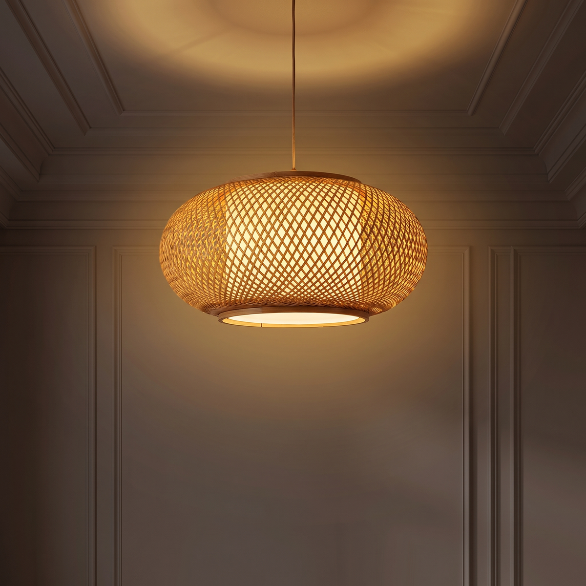 Lampa bambusowa wisząca | Bracella – zapalone światło
