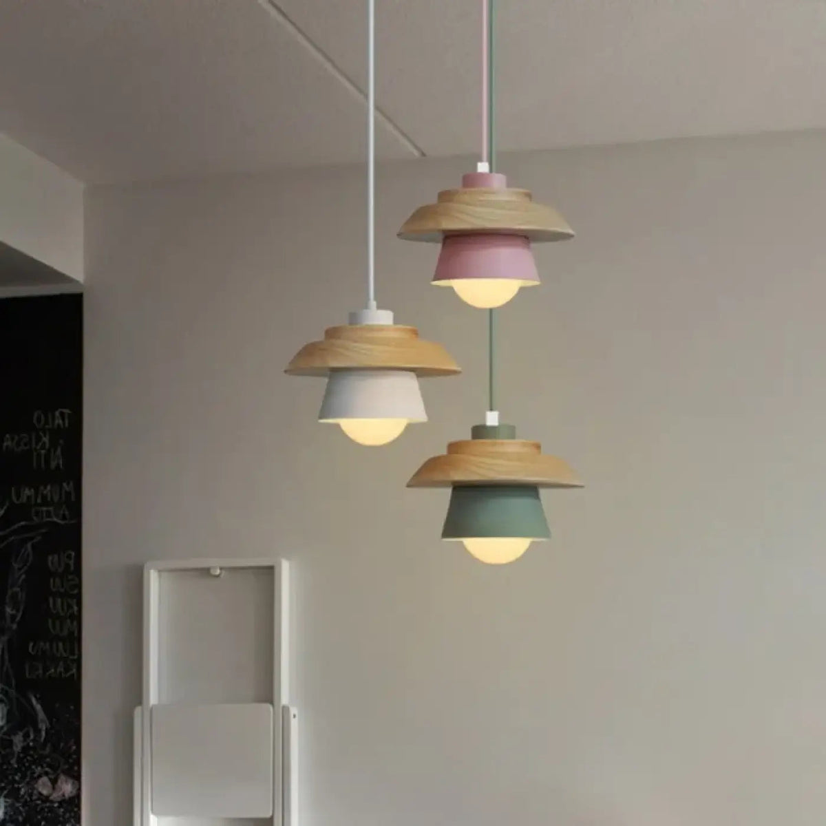 Lampa wisząca czarno drewniana | Gravicia