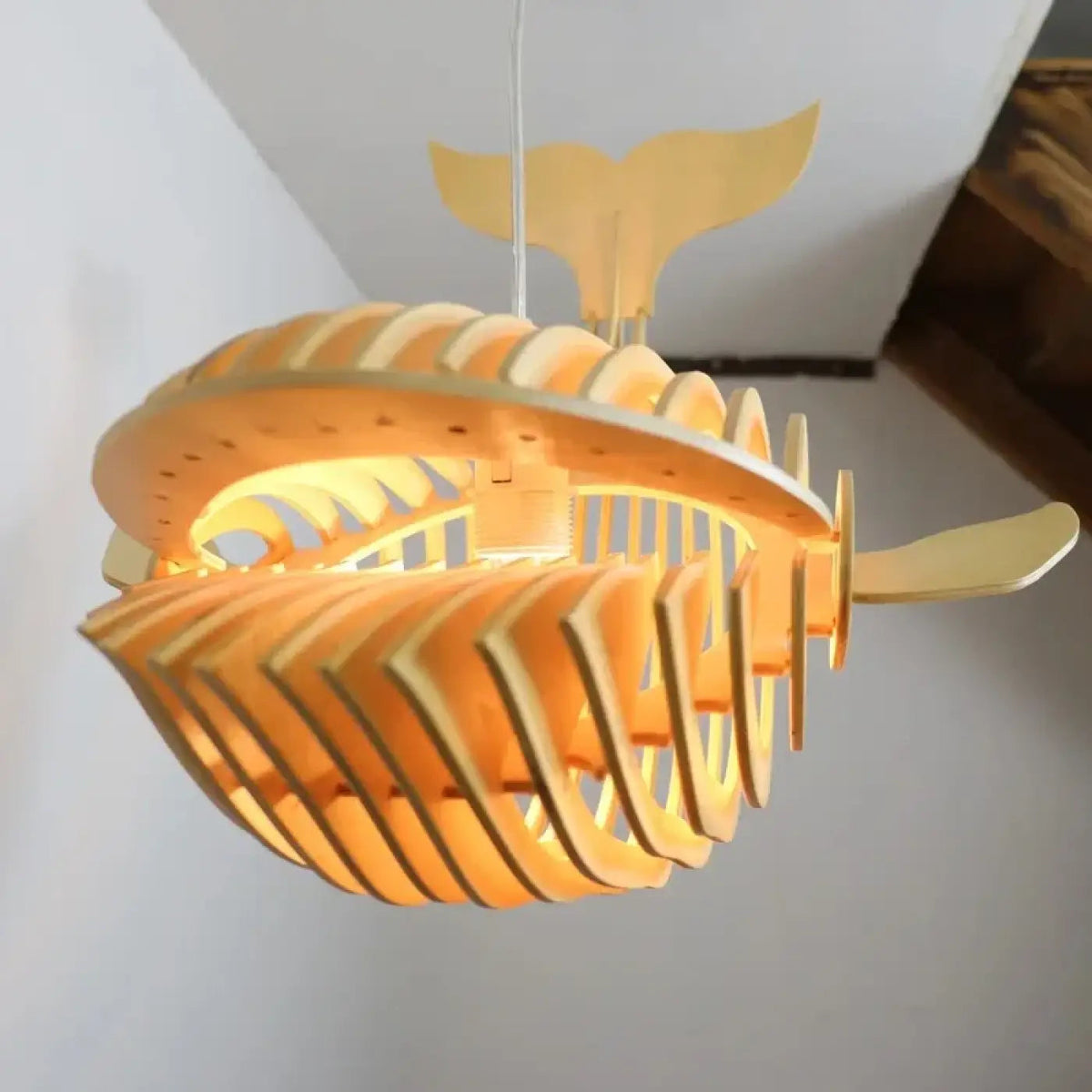 Lampa wisząca drewniana ryba | Veravia