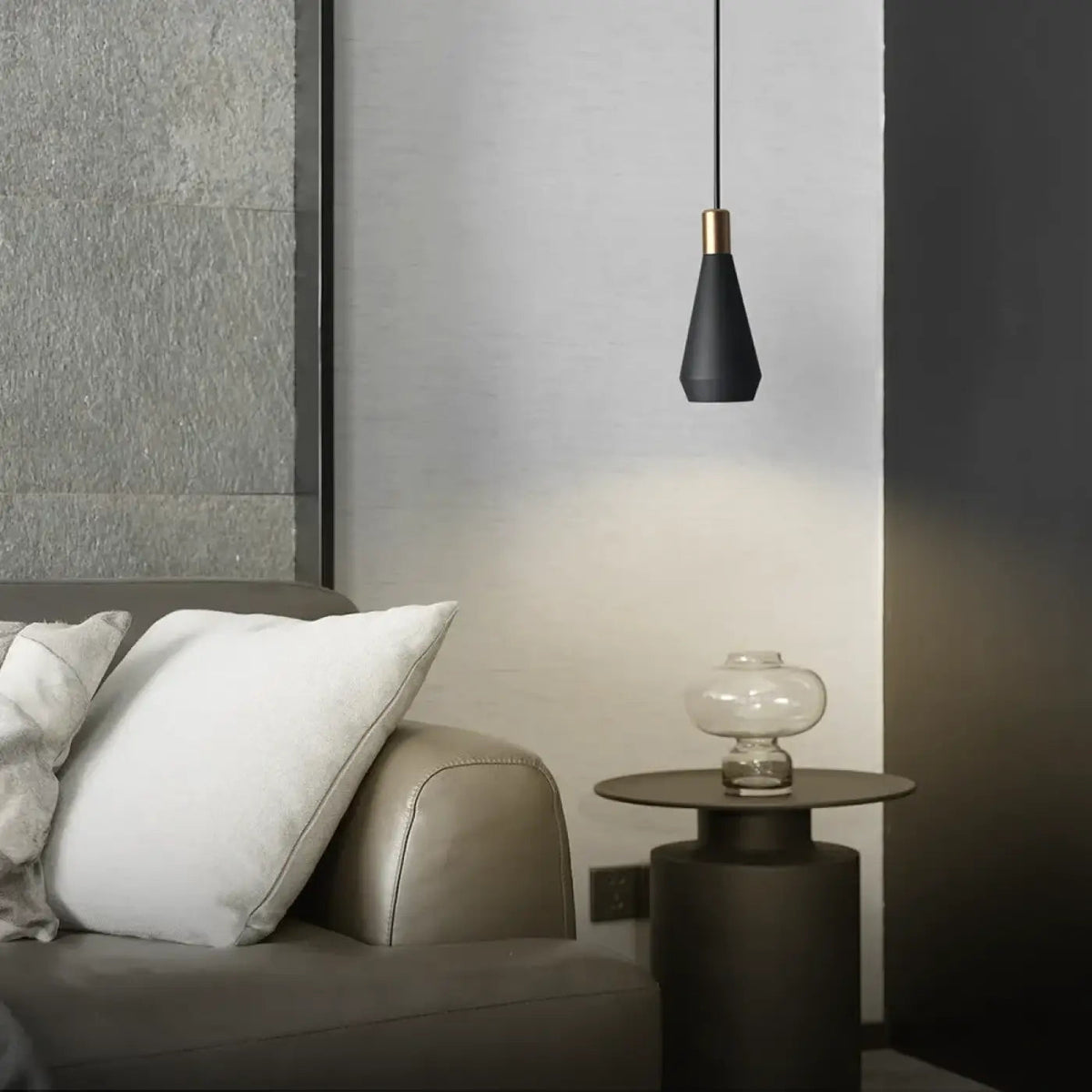 Lampa wisząca metalowa stożkowa czarna | Amalante