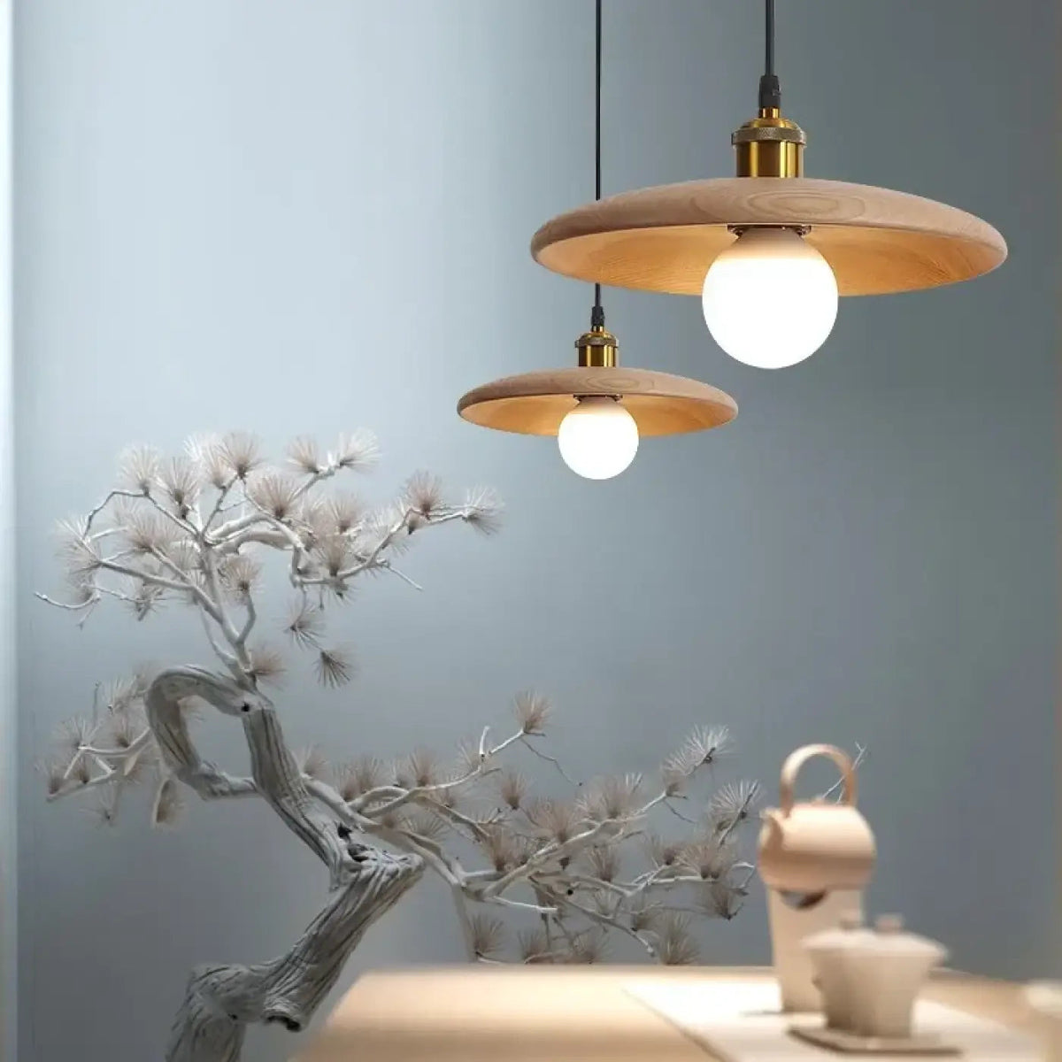 Lampa wisząca mosiężna drewniana kula | Pavilda