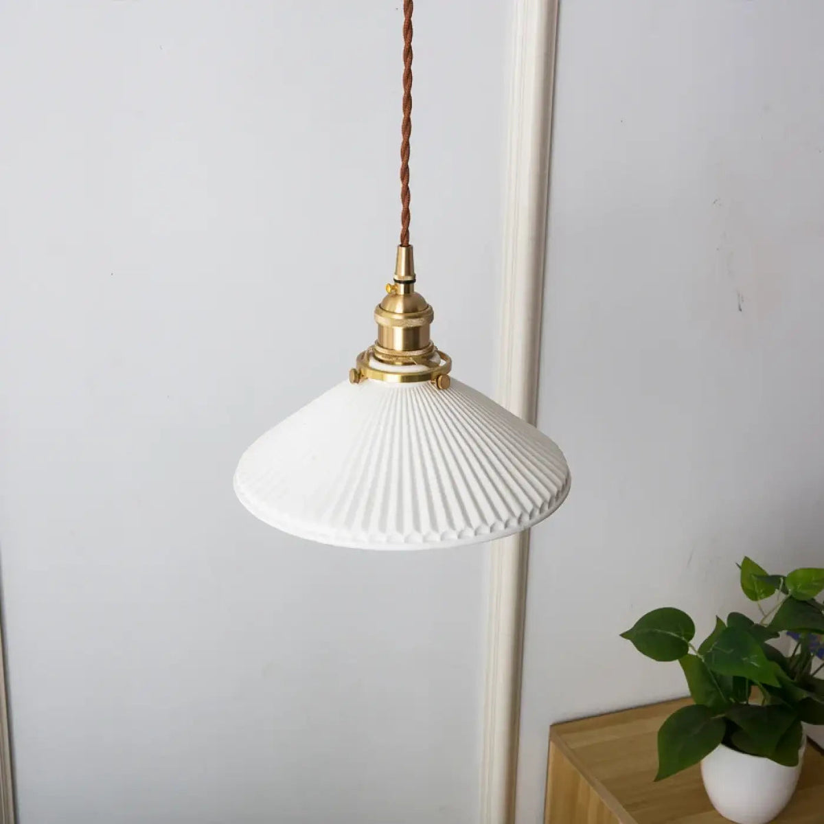 Lampa wisząca vintage mosiężna ceramiczna | Nesina