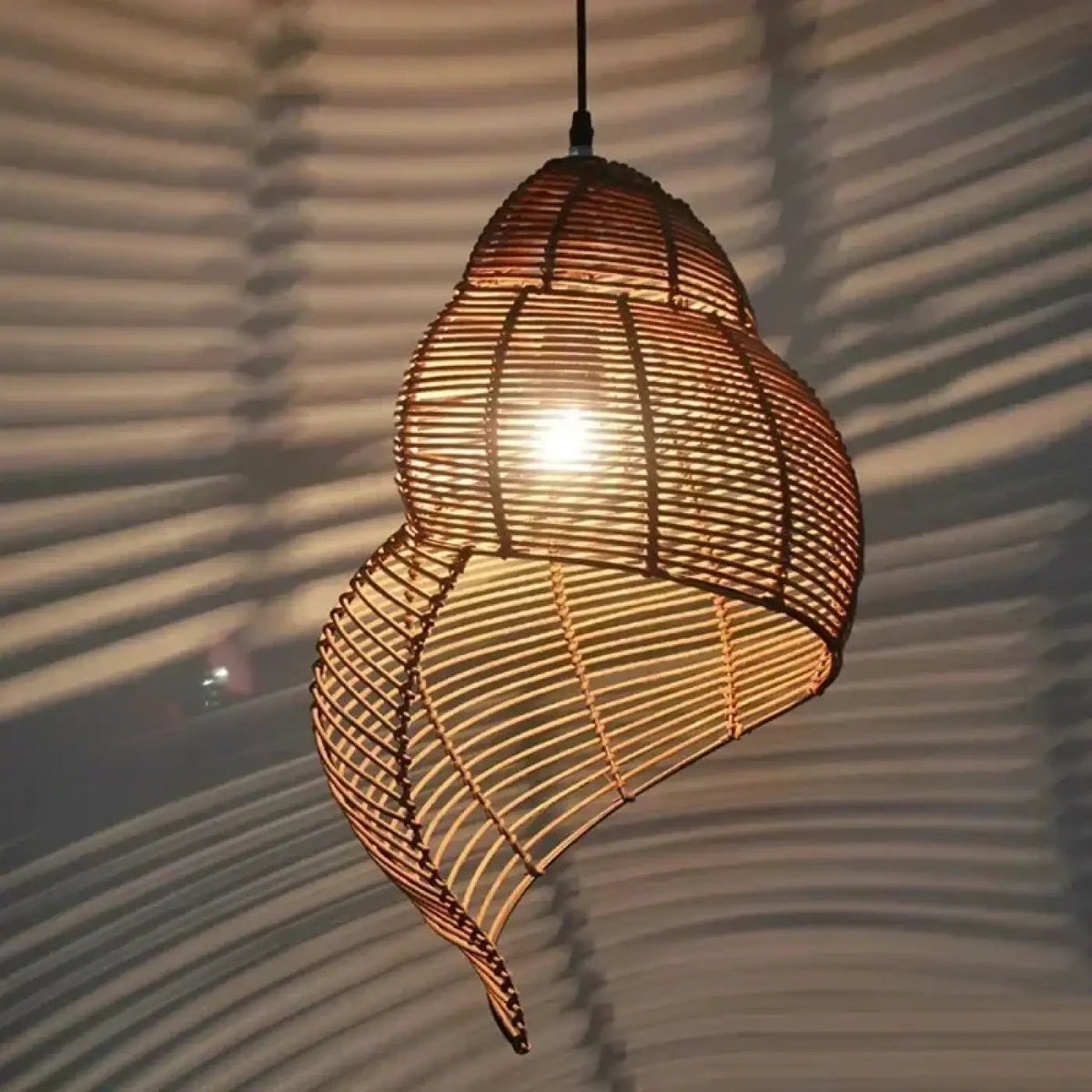 Lampa wisząca z drewna | Camana