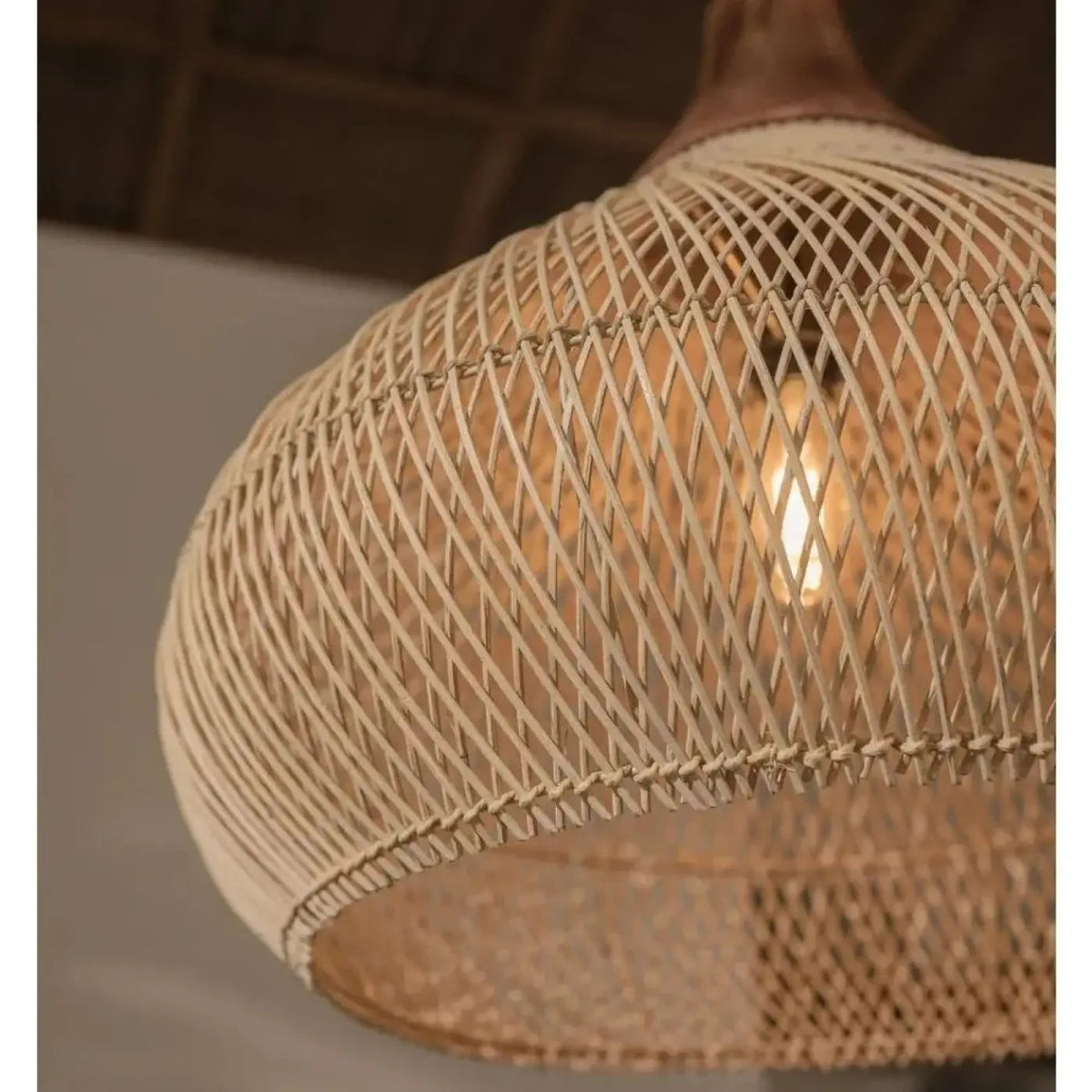 Lampa wisząca z elementami drewna | Nerilda