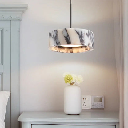 Lampa wisząca z polerowanego marmuru w nowoczesnym stylu