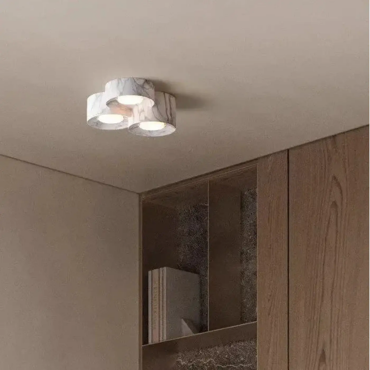 Plafon z reflektorami do salonu