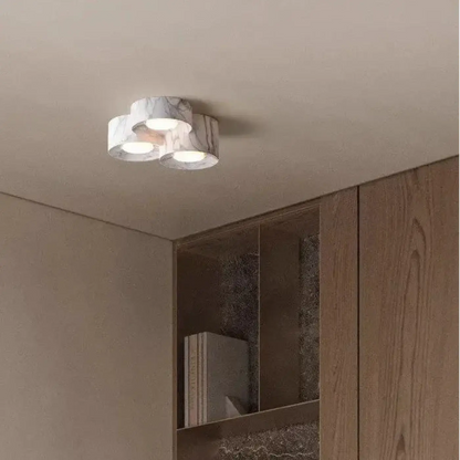 Plafon z reflektorami do salonu