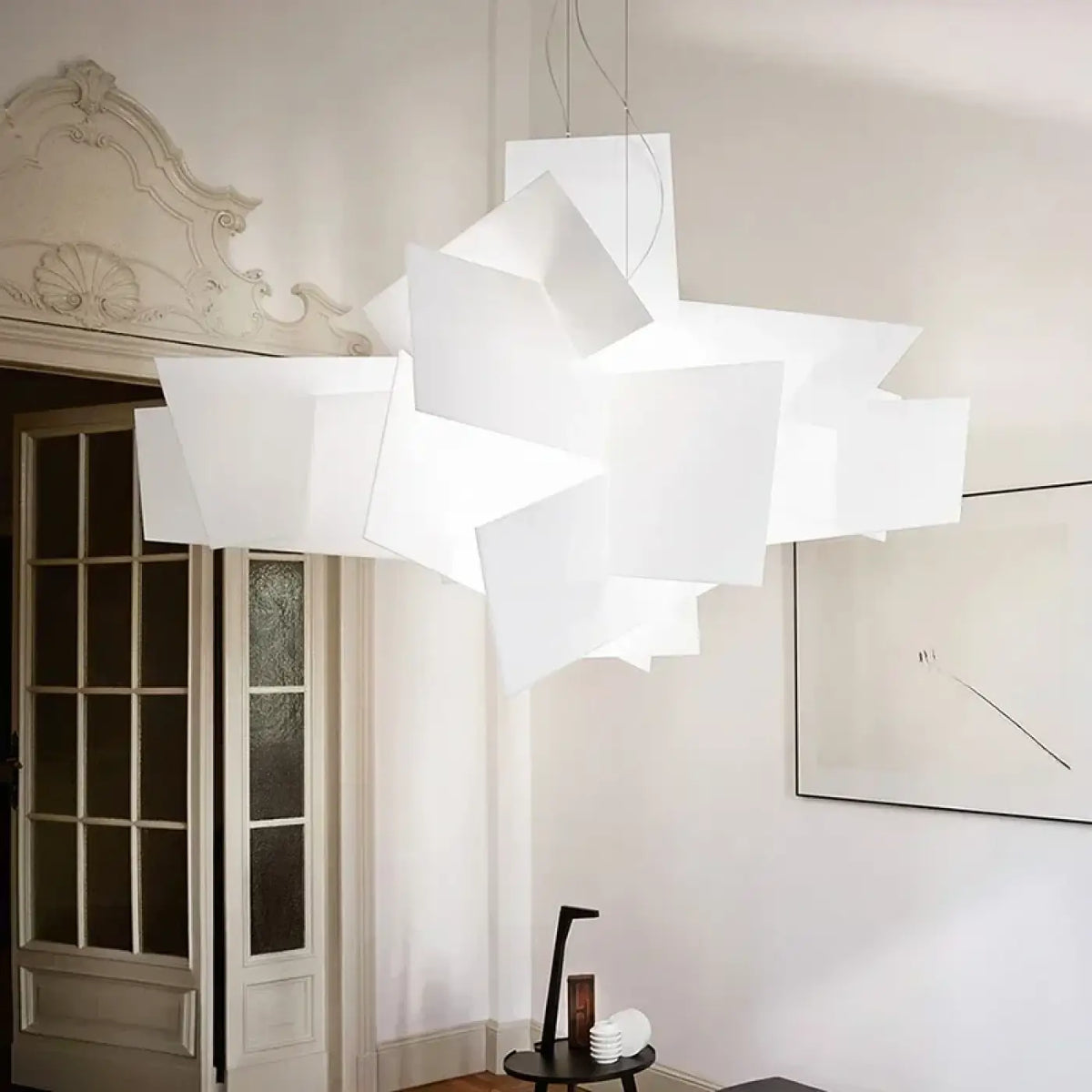 Żyrandol geometryczny z nakładających się paneli do jadalni